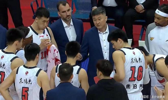 廣東隊1分慘敗江蘇，徹底服瞭，三人成混子拖累球隊