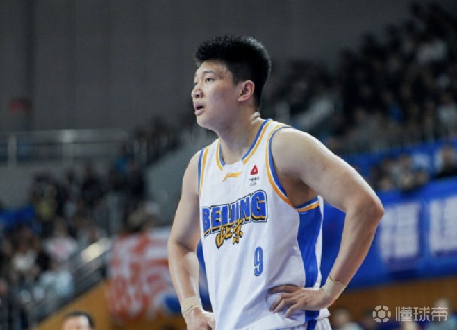 方硕：雷蒙的伤并没有好利索，今晚复出也算是带伤作战